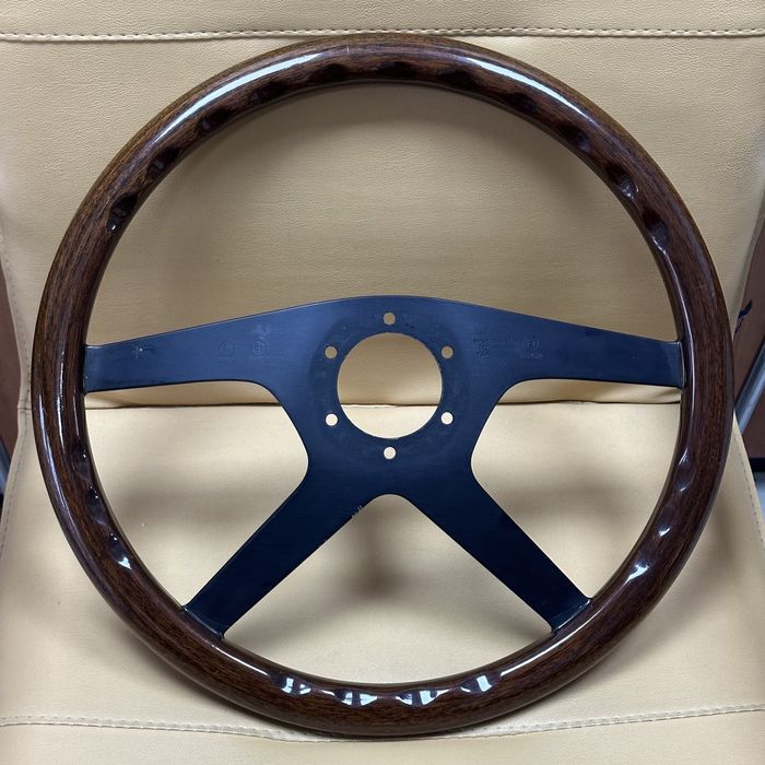 Червоне дерево momo ML38 KBA 70100 1989р до класичних спортивних авто