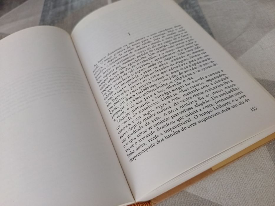 Livro "Além do Maar" de Miguel Medina