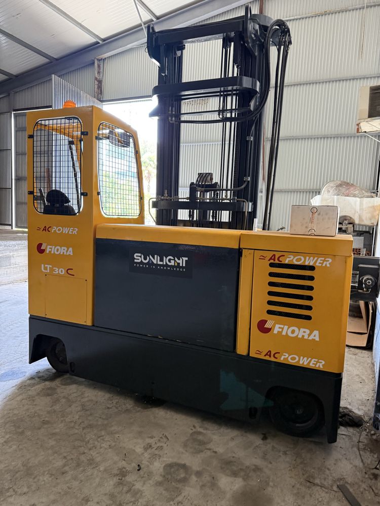 Empilhador 4 caminhos Bauman de 3500 kgrs eleva a 7 metros bateria niv