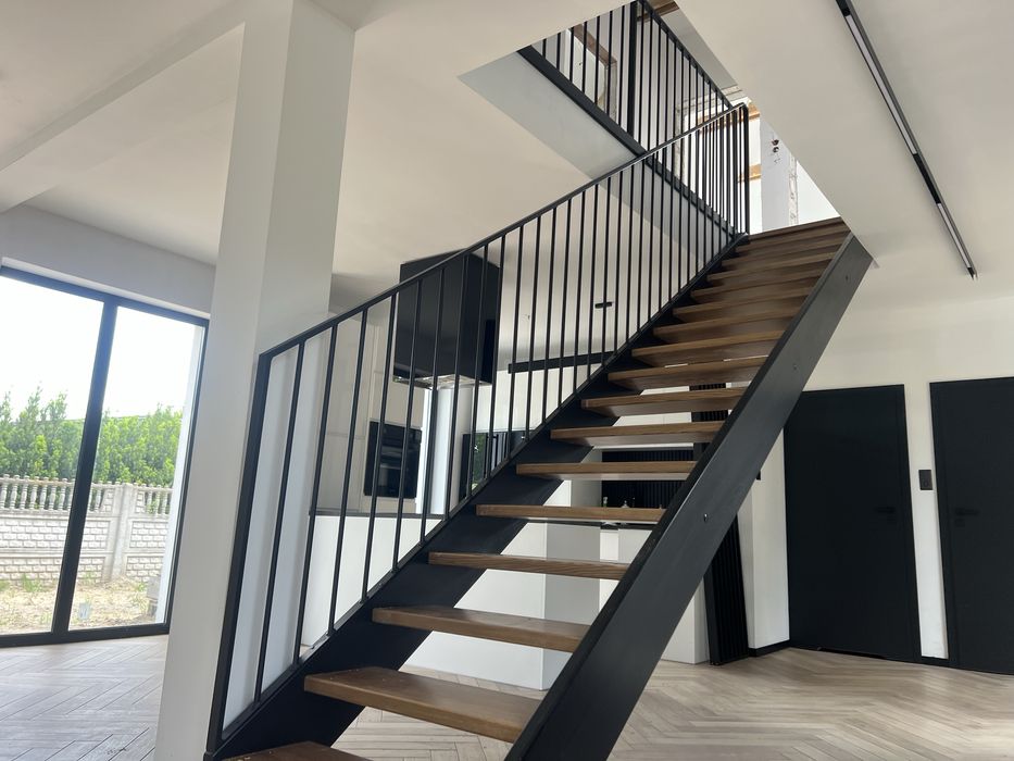 Balustrady stalowe zewnetrzne i wewnetrzne