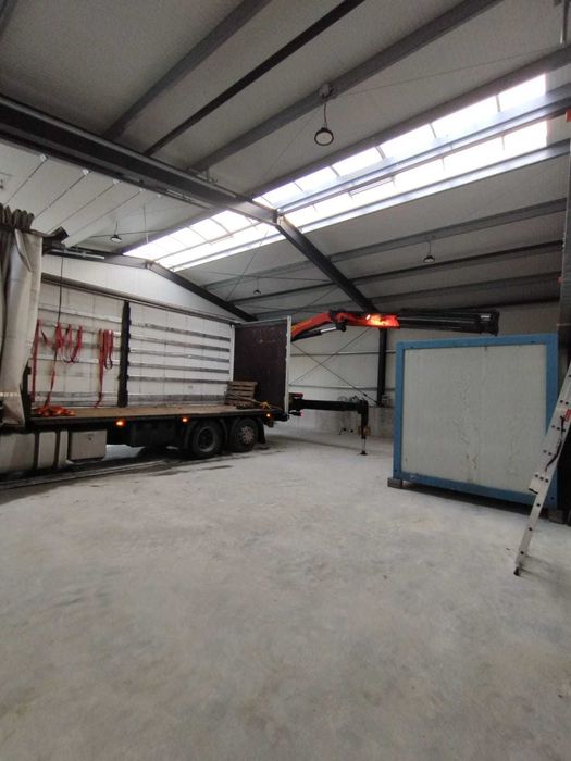 Transport, magazyn, dystrybucja ciężarówką z HDS i wózkiem widłowym