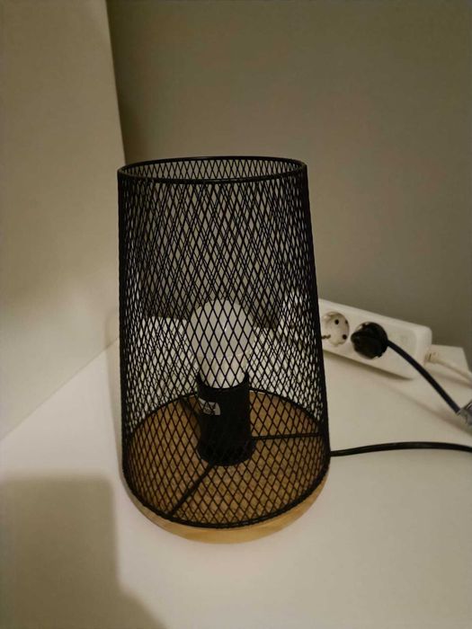 Candeeiro preto e castanho