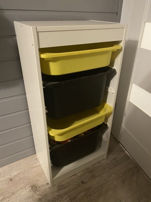 Trofast regał z pojemnikami