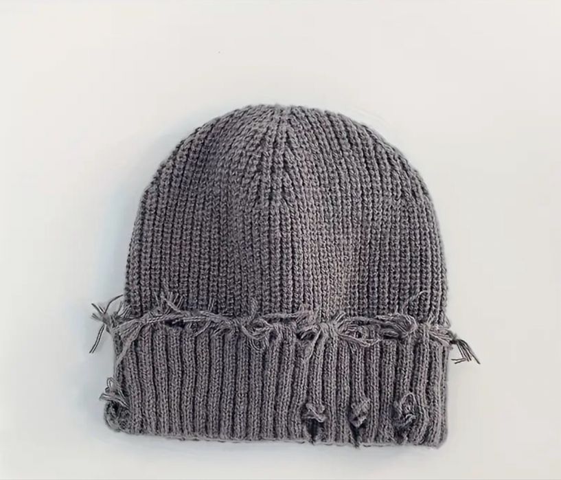 Зимова жіноча шапка