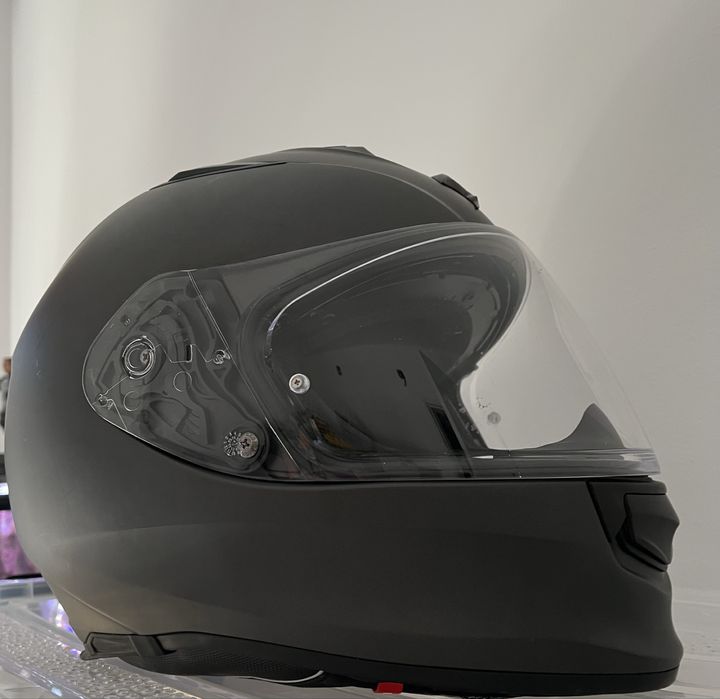 Capacete com viseira solar e sistema de comunicação Bluetooth