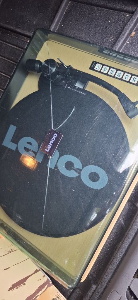 Gramofon Lenco L30. 2 vinyle gratis.