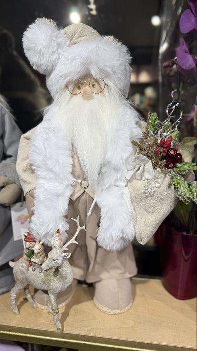 Санта Клауси під ялинку. Ручна робота