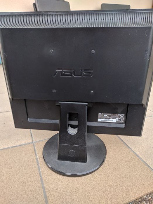Монітор АСУС був у вжитку.