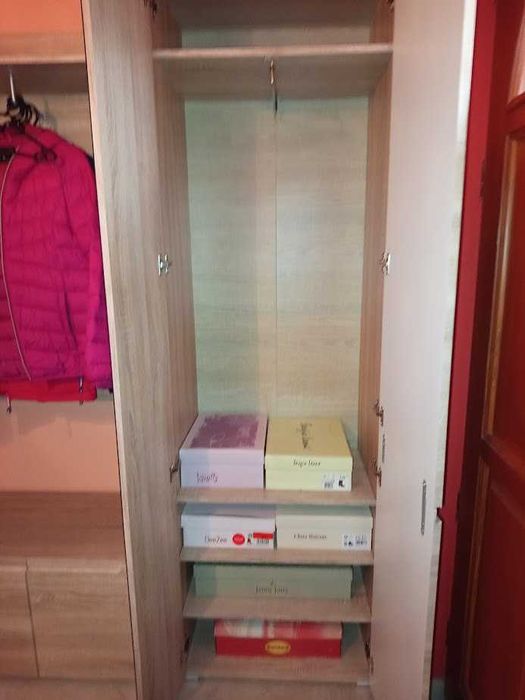 Meble do przedpokoju (szafa, szafka-siedzisko, lustro, panel z półką)