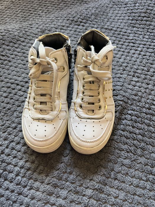 Високі кросівки на дівчинку