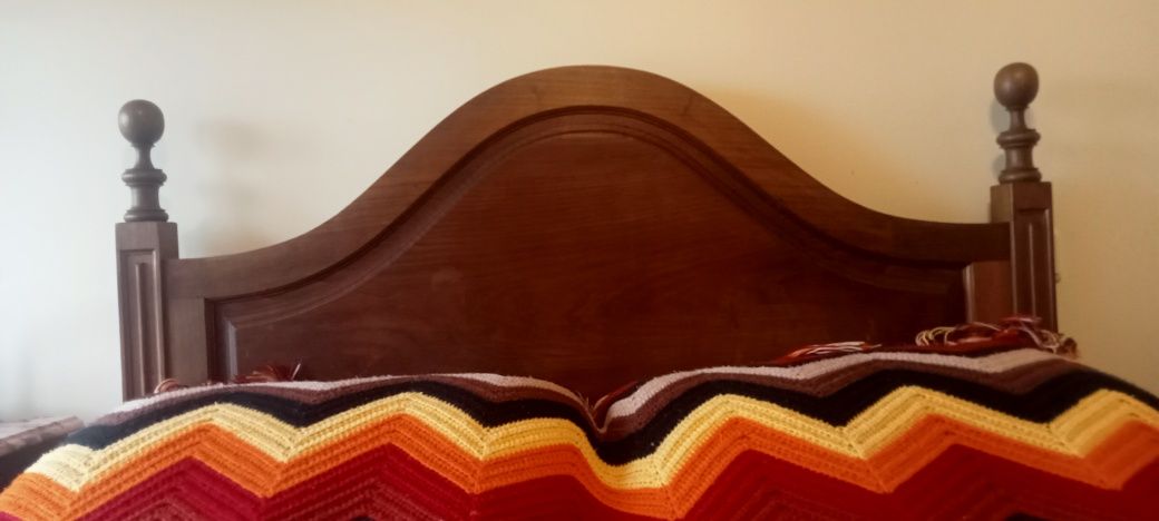 Cama de casal em madeira maciça e colchao em bom estado
