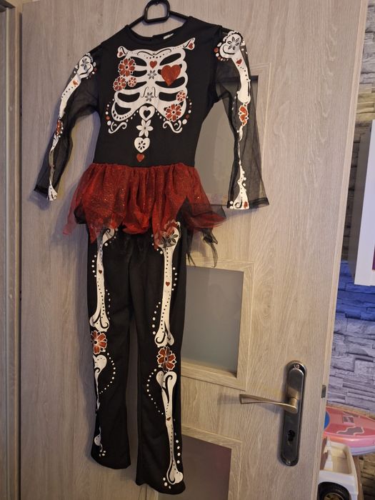 Zestaw strojów na Halloween dla dziewczynki rozmiar 128 cm.