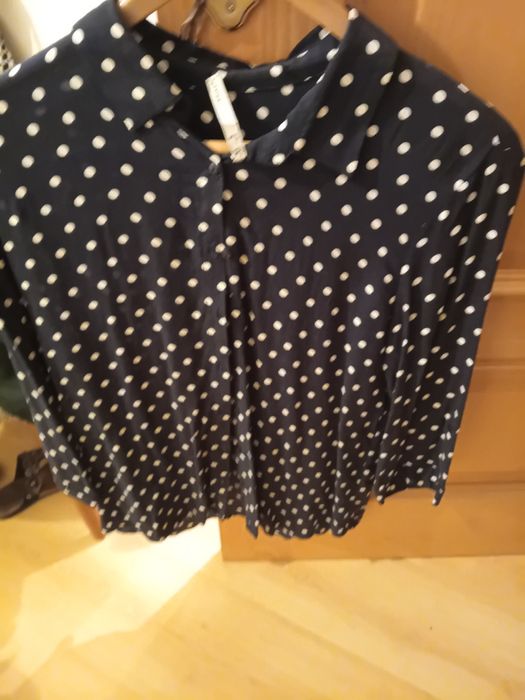 Blusa azul bolas brancas