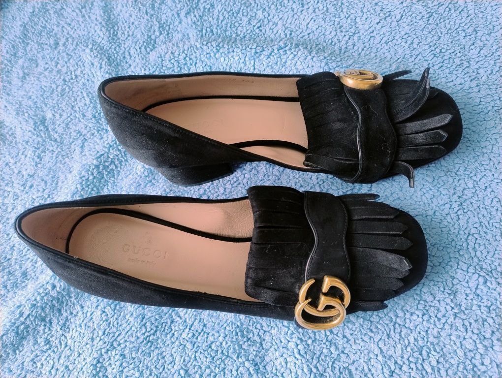 GUCCI Marmont Czarno-złoty zamszowy frędzel GG Średni obcas
