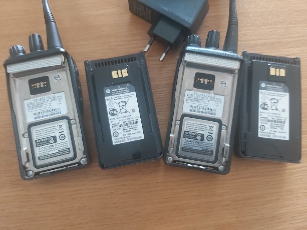 Motorola VX-451 krótkofalówki radiotelefon UKF 2 sztuki z ładowarką