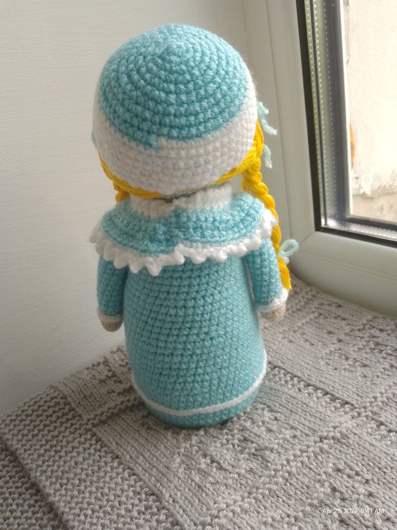 Снігуронька іграшка плетена гачком