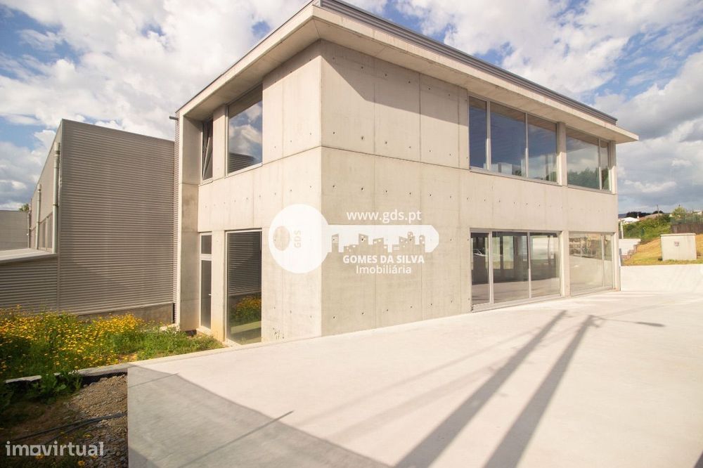 Pavilhão/ Armazém novo com 365m2 próximo da entrada da AE