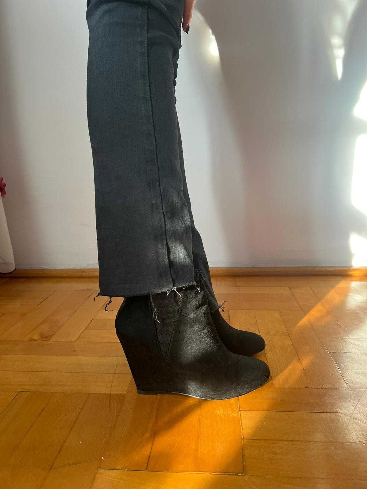 Czarne zamszowe botki na koturnie Bershka 39