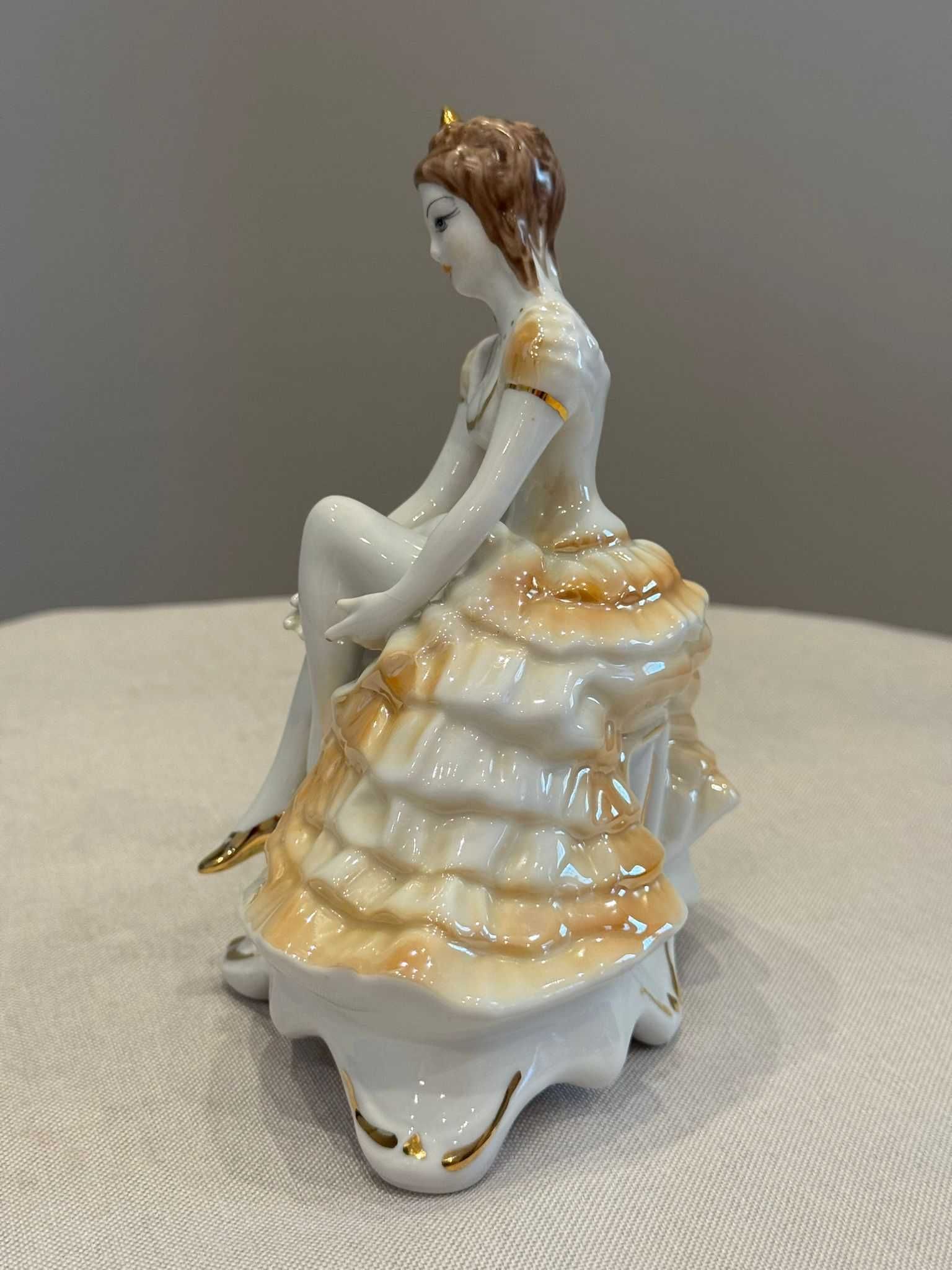 Figurka dama/baletnica, porcelana Stipo Dorohoi Romania.