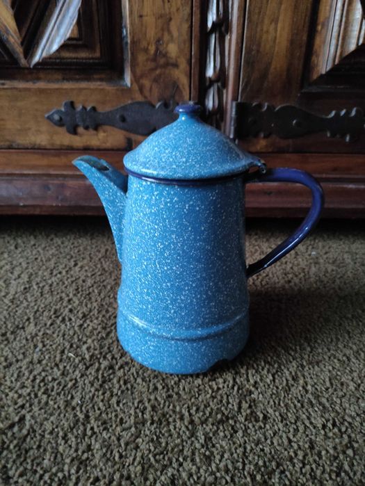 Cafeteira antiga em esmalte azul