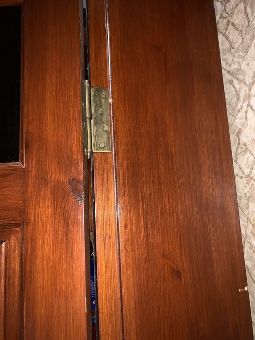 Двері на лоджію натуральне дерево.