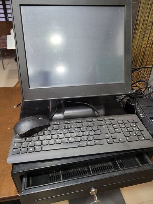 POS, impressora, ecrã táctil 15'', caixa dinheiro,torre,teclado