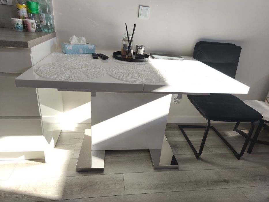 700 zl.Stół biały lakierowany rozkładany 80x120