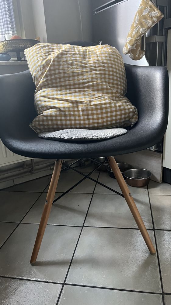 Krzesło / fotel czarne skandynawskie drewniane nogi