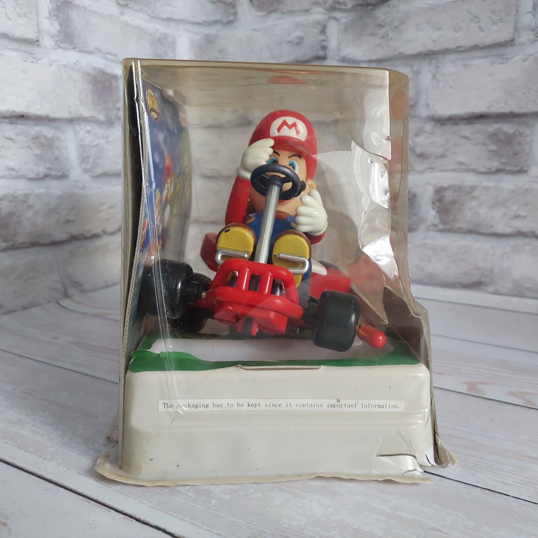 Вінтажна радіокерована іграшка Mario Kart з Маріо за кермом