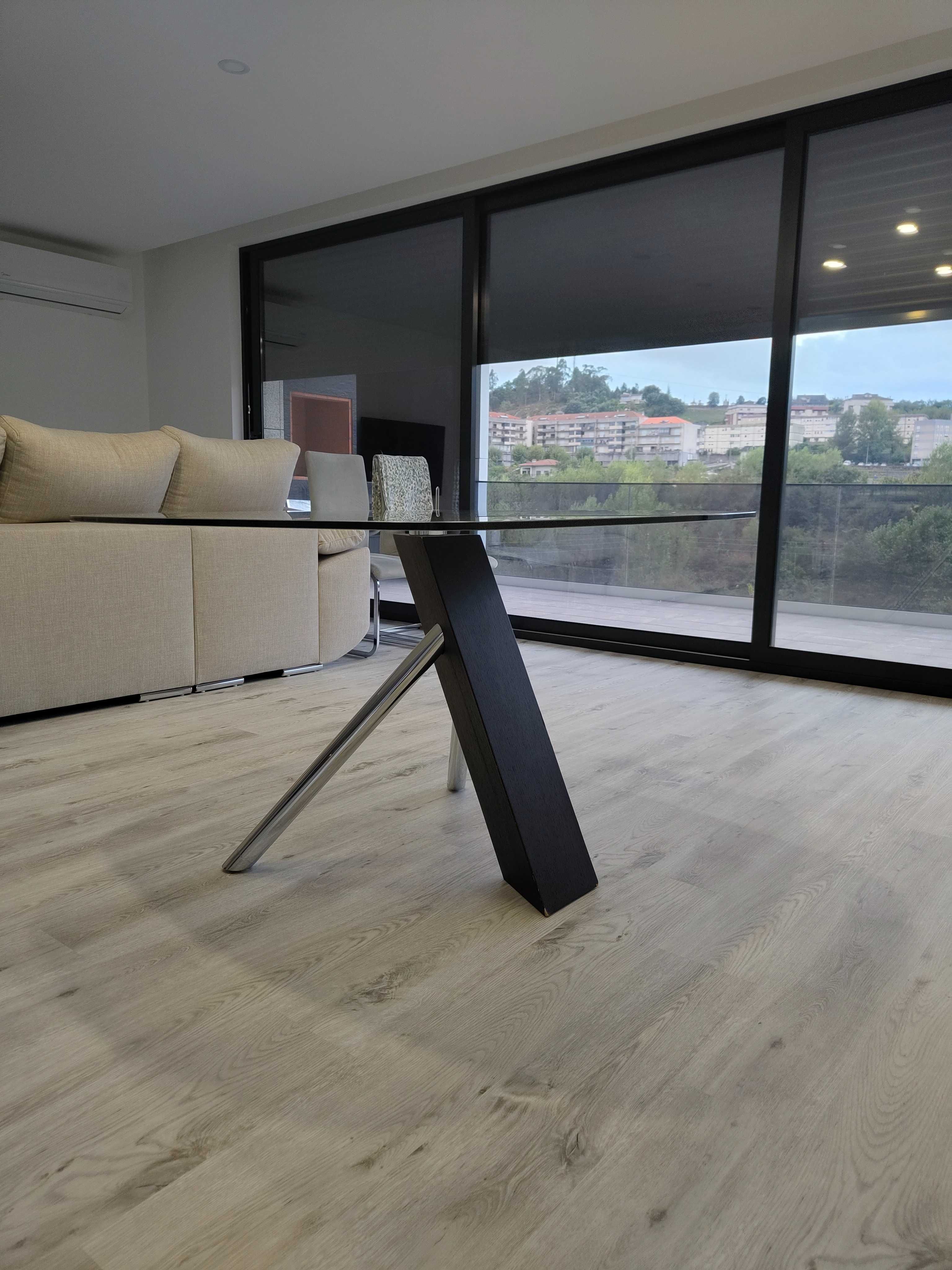Mesa de Vidro com Design Moderno – Pés em Inox e Madeira