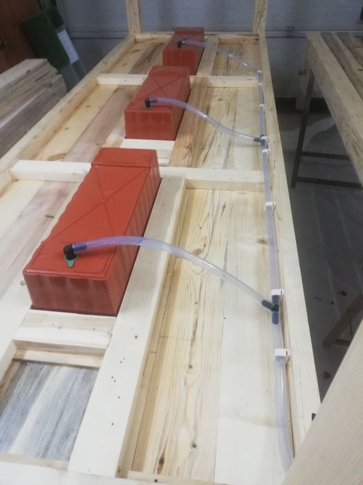 Conjunto de mesa e 4 bancos.