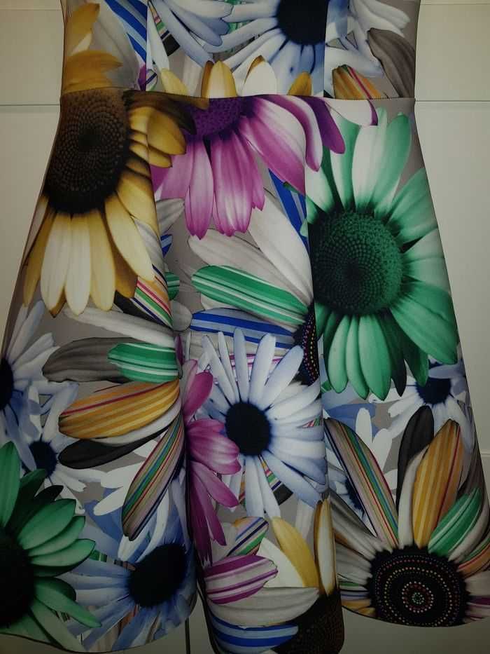 Koktajlowa sukienka Asos w kwiaty, pianka S