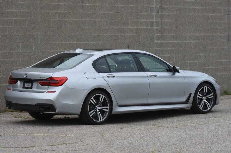 BMW 740i 2019 року