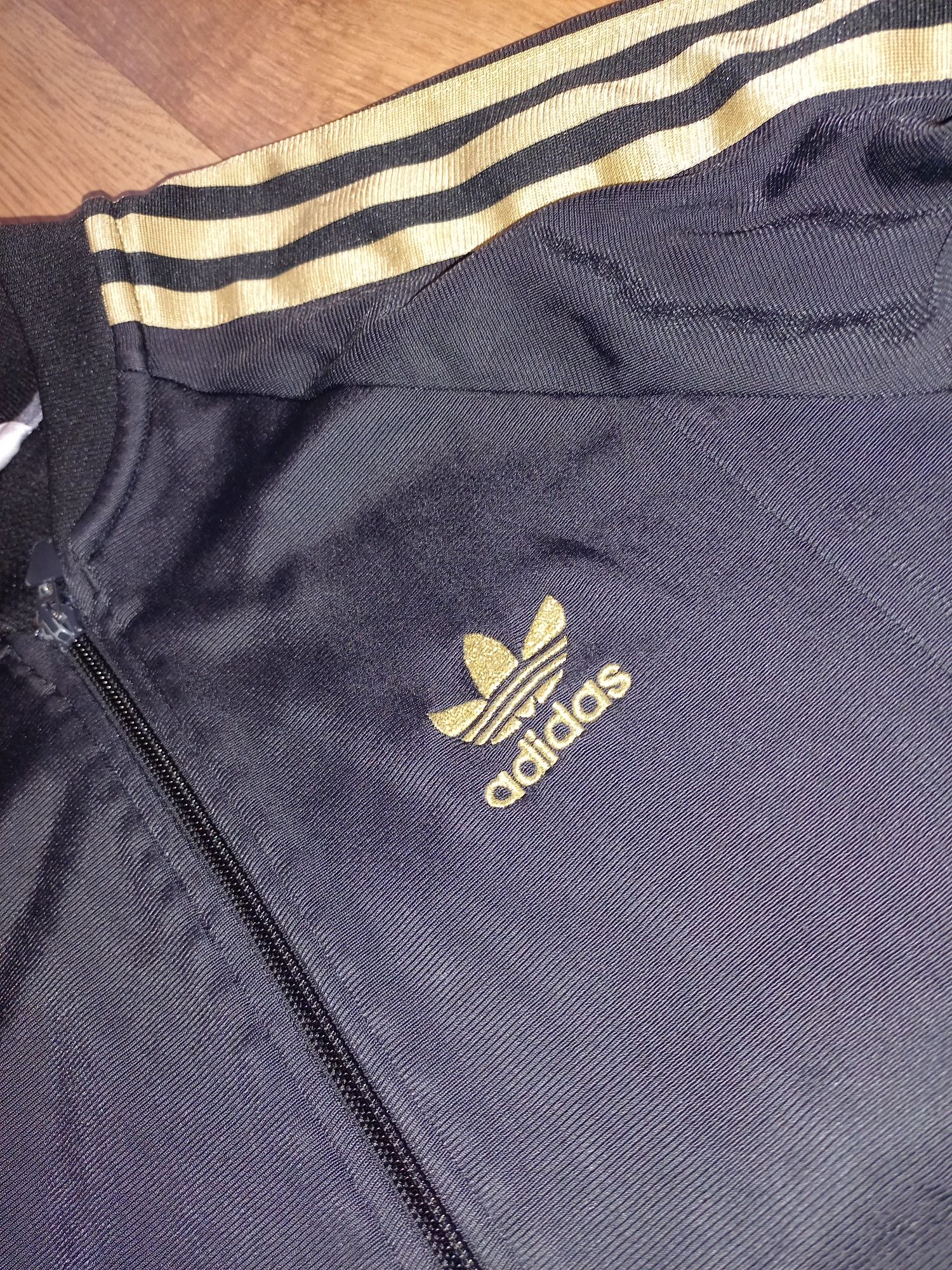 Czarna bluza na zamek ze złotymi elementami | r. S (36) | adidas