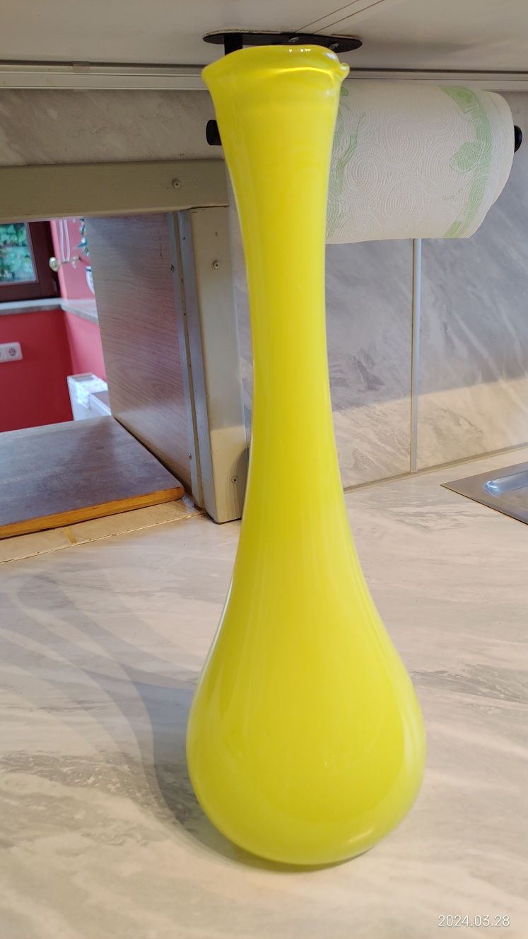 RZADKI. Wysoki wazon( lata 70 te) ze szkła żółtego