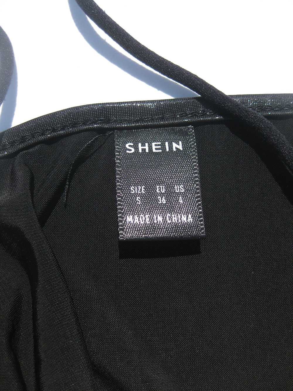 Глянцевое облегающее чёрное мини платье на бретелях Shein S