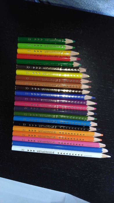 Kredki kolorowe staedtler 22 sztuki przybory szkolne plastyka