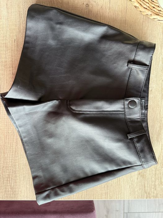 spodenki marki Stradivarius ekoskóra 32