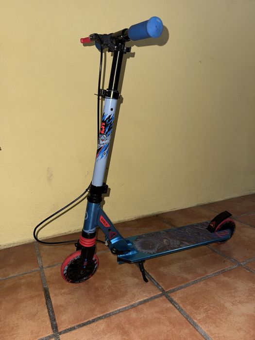 Trotinete com Travão no Guiador e Suspensão