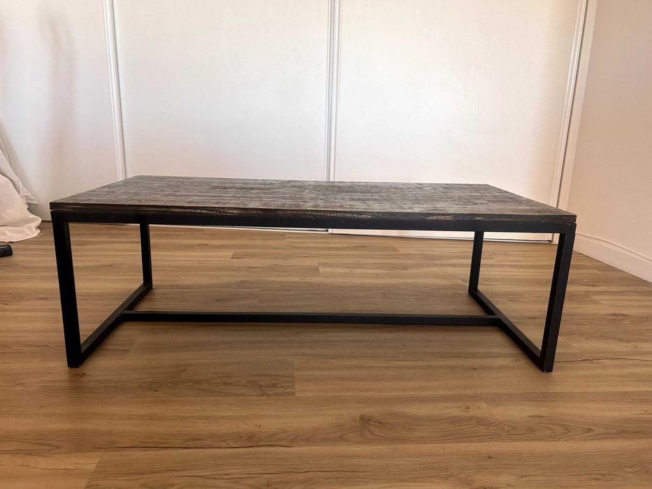 Mesa de centro artística – madeira preto e branco com pés de aço