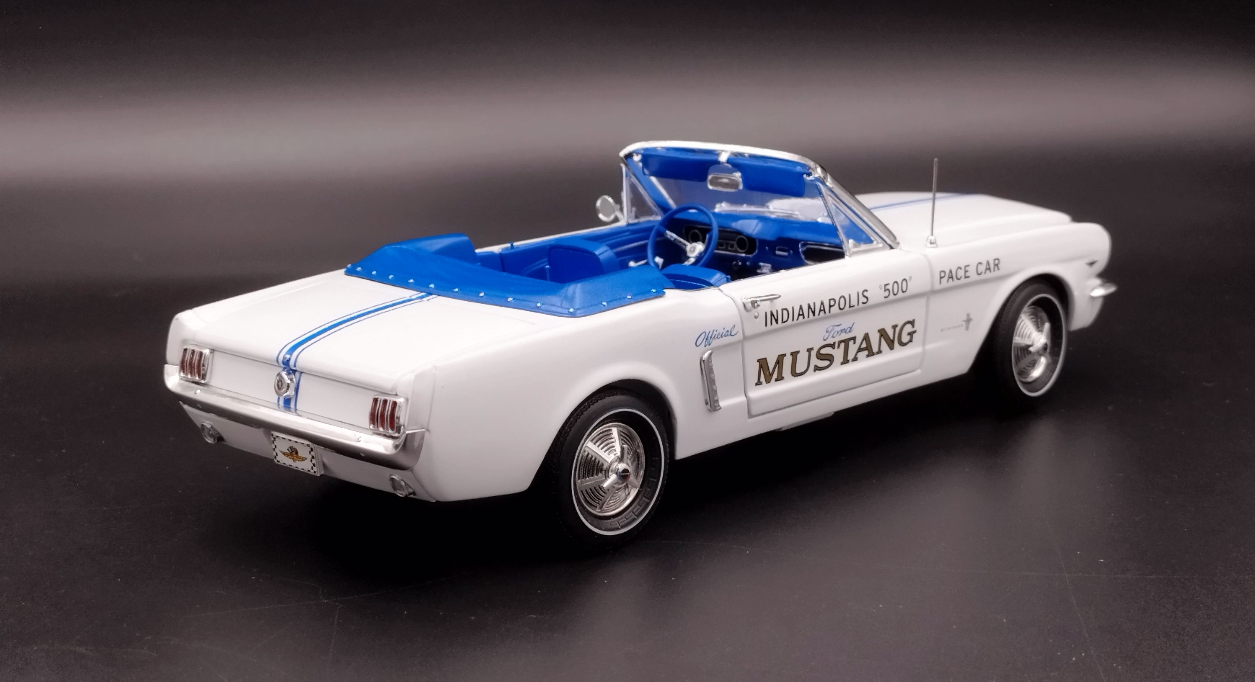 1:18 Auto Word 1964 Ford Mustang 1/2 indy 500 Pace Car model używany