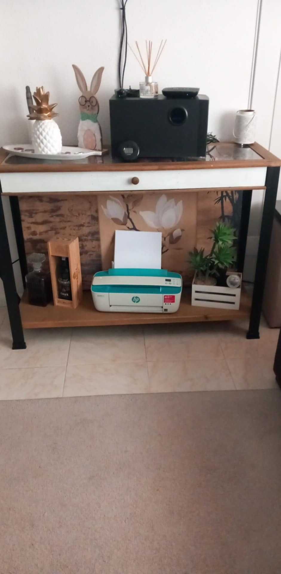 Aparador com tampo de vidro