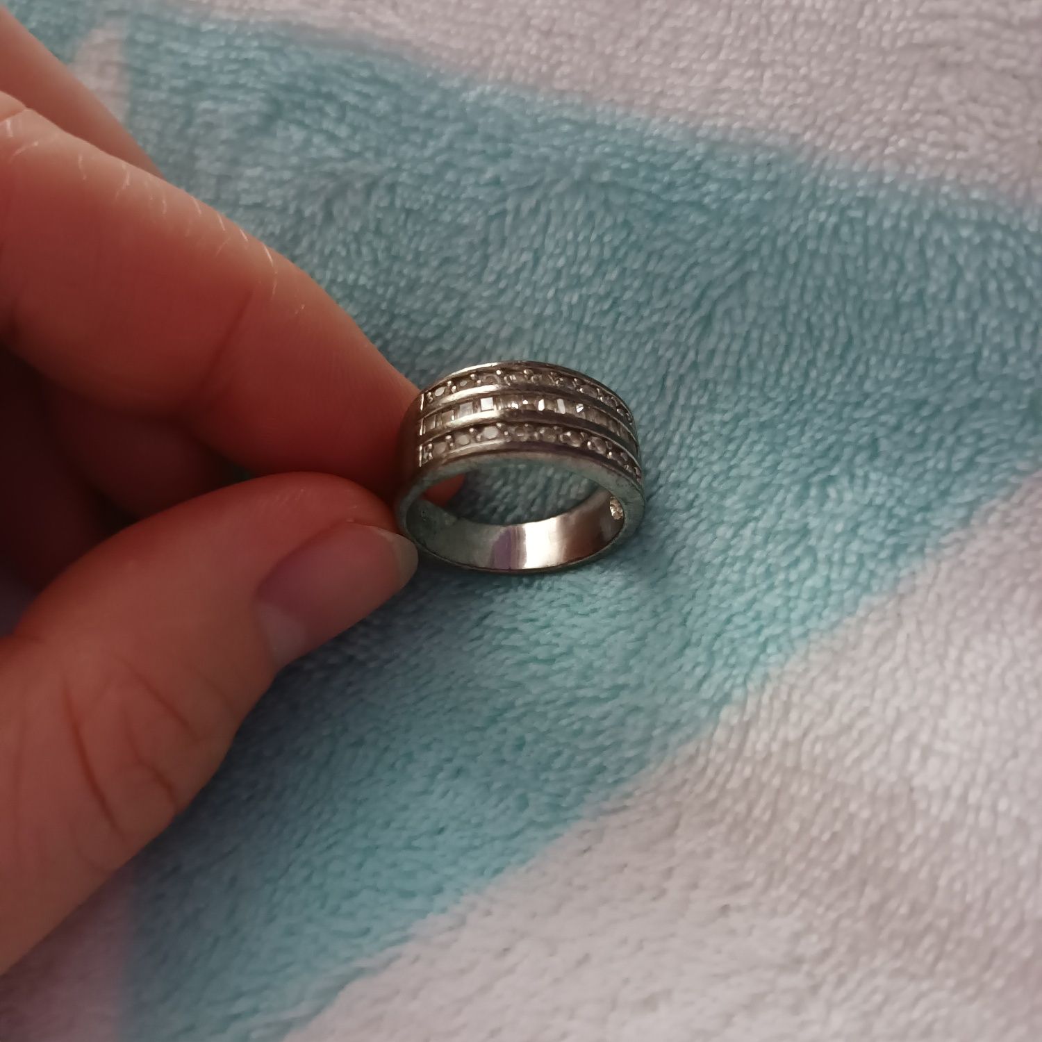 Srebrny pierścionek cyrkonie