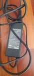 Varios cabos incluido cabo portatil hp, cabo VGA e cabo para wii