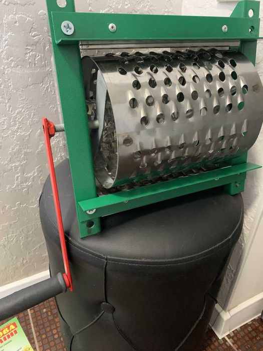 Ручна терка корморізка подрібнювач кормодробилка для коренеплодів