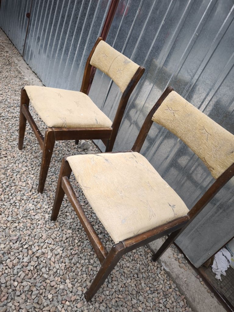 Krzesła tapicerowane Daniel 1 retro loft PRL vintage stylowe drewniane