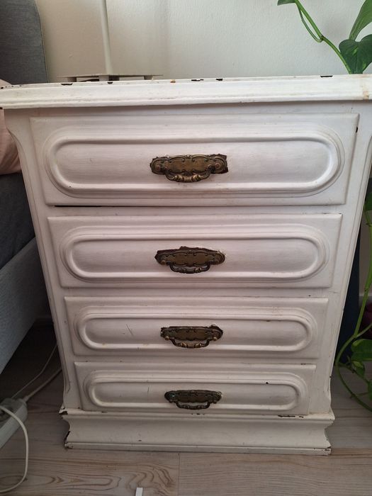 Vendo mesa de cabeceira vintage com 4 gavetas