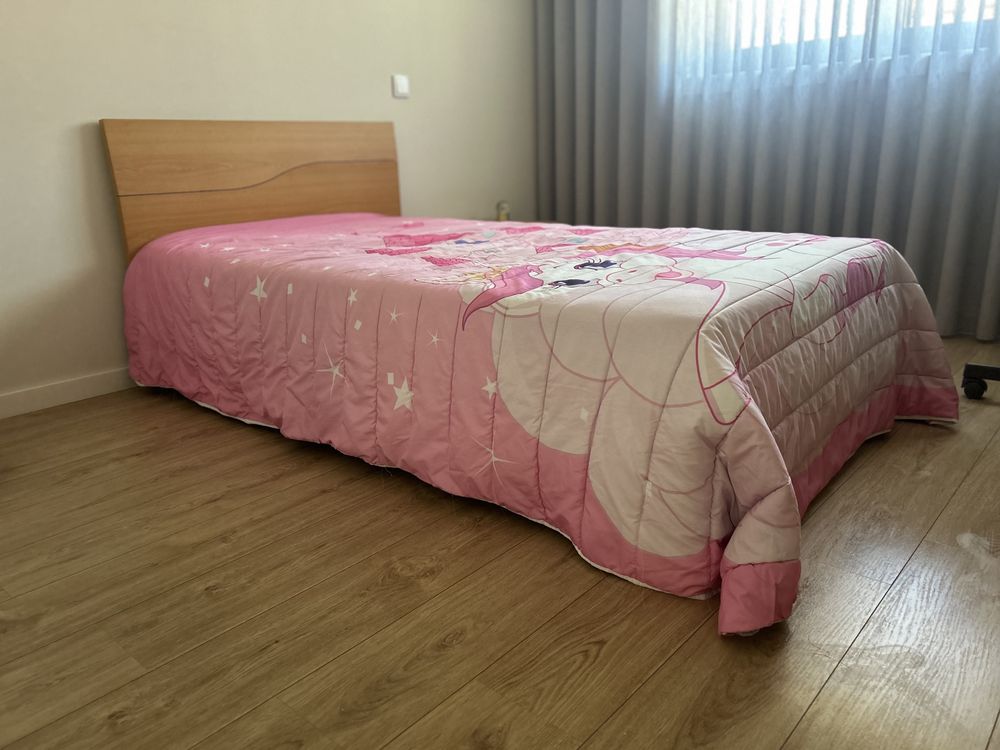 Cama com estrado e colchão, mesinha