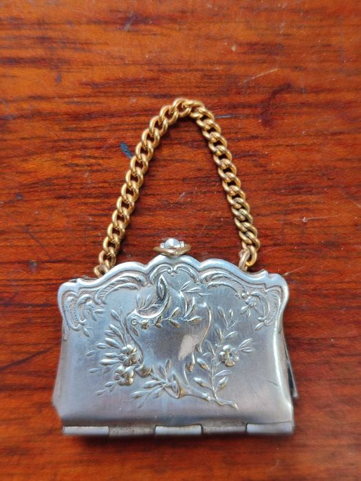 Relicário em metal banhado a prata