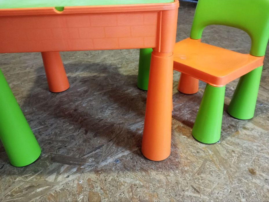 Продам дитячий стіл + 2 стільчика